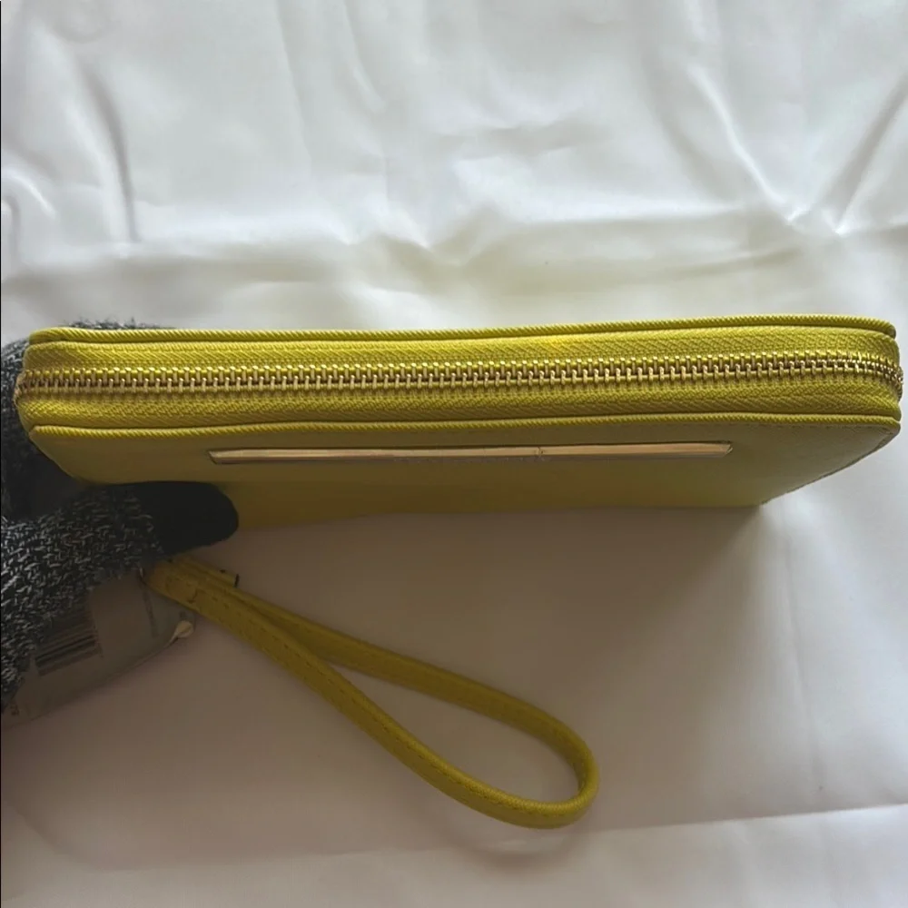 Steve Madden Bzippy Zip Around Wallet – NWT (Flawed)